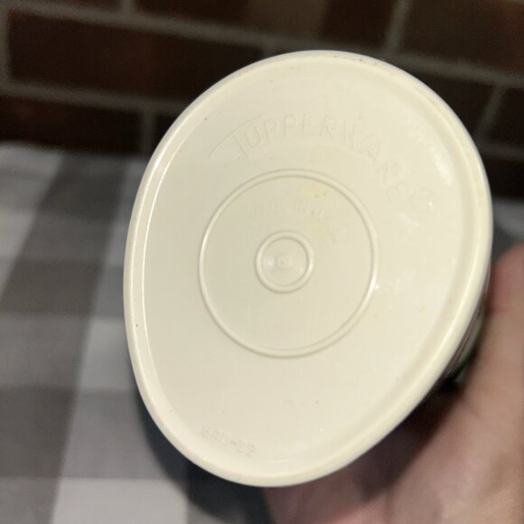 Vintage Tupperware Ketchup dispenser light beige with red tip - Picture 3 of 4